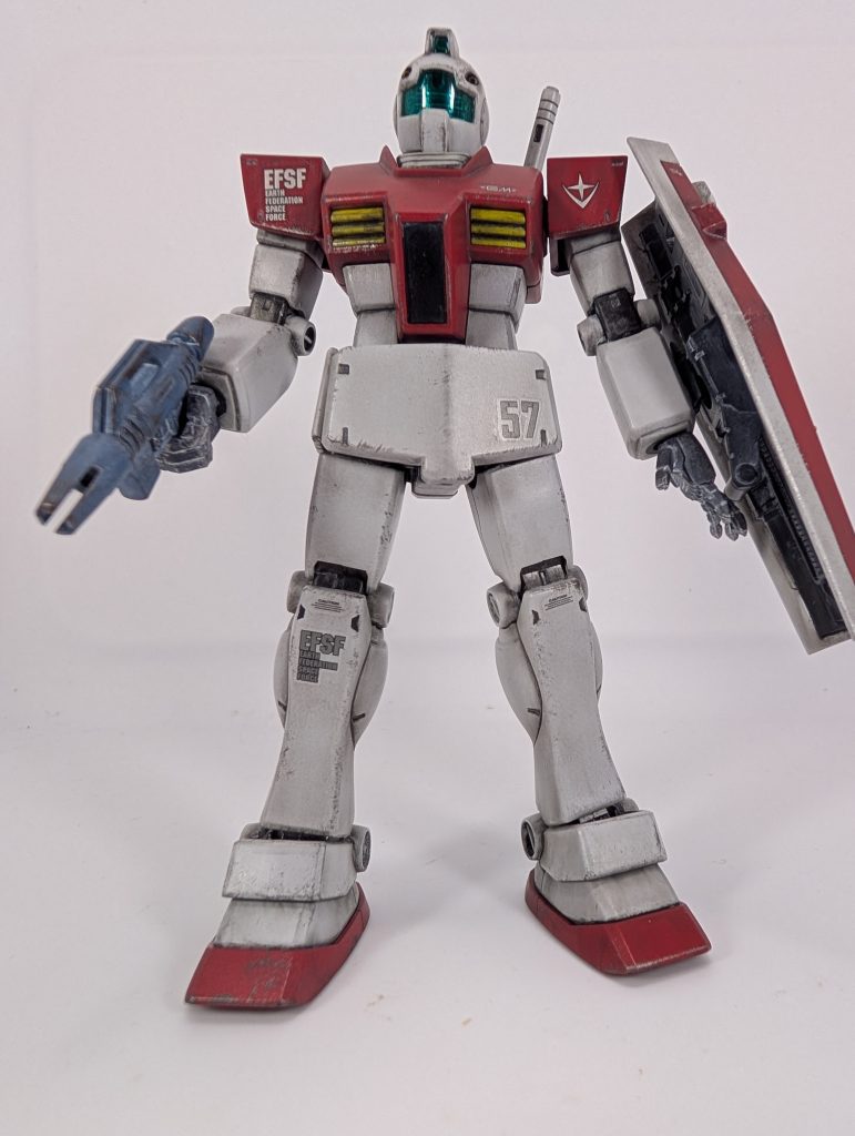 ジムは相変わらず弱そうで最高です(笑)しかも部品の数もランナー2枚でゴミも少ない!首は上下出来るように延長してます。何mm延ばしたかは分かりませんがランナータグ一枚分です。僕の小遣いでこれだけの為にプラ版を買うのは勘弁でしたので。