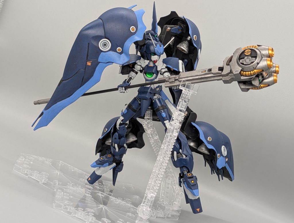 武装はクシャトリヤと一緒の物に加え、追加武装として「トリシューラ」という名称の専用武装を作ってみました。フェダーインライフル系列の武装というイメージで、奇抜な場所からビームサーベルとビームサイズが出ています。また武装上部には４連装メガ粒子砲を装備しているという設定です。