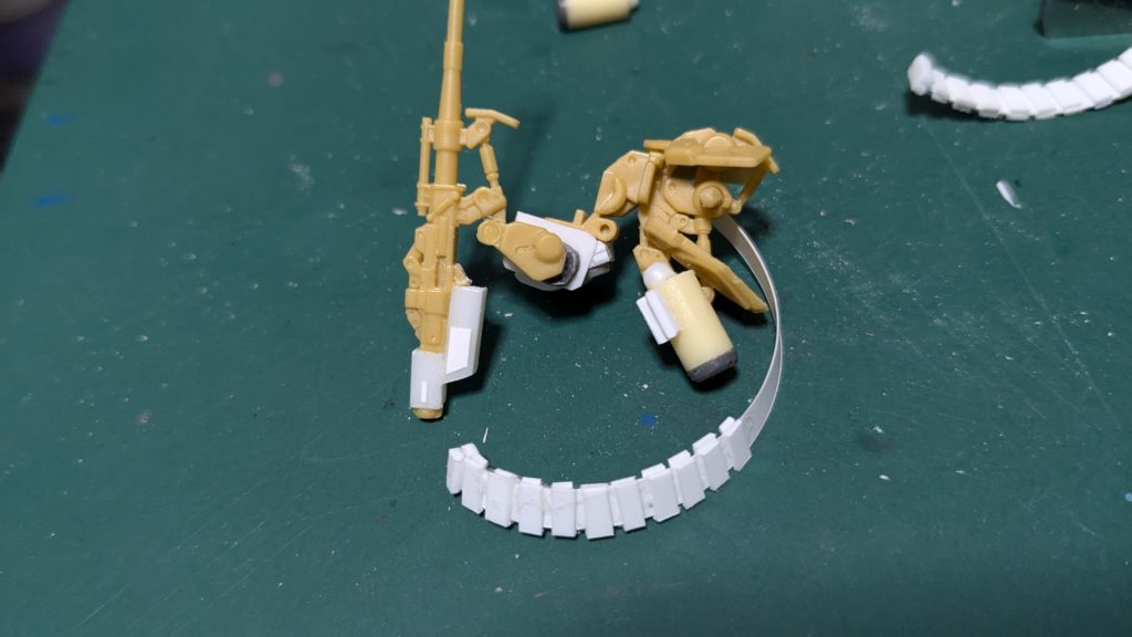 0.2ｍｍプラペーパーに細かく切った0.5ｍｍプラバンを両側に張って給弾ベルトとしました。ドラムマガジンは5ｍｍ丸棒です。