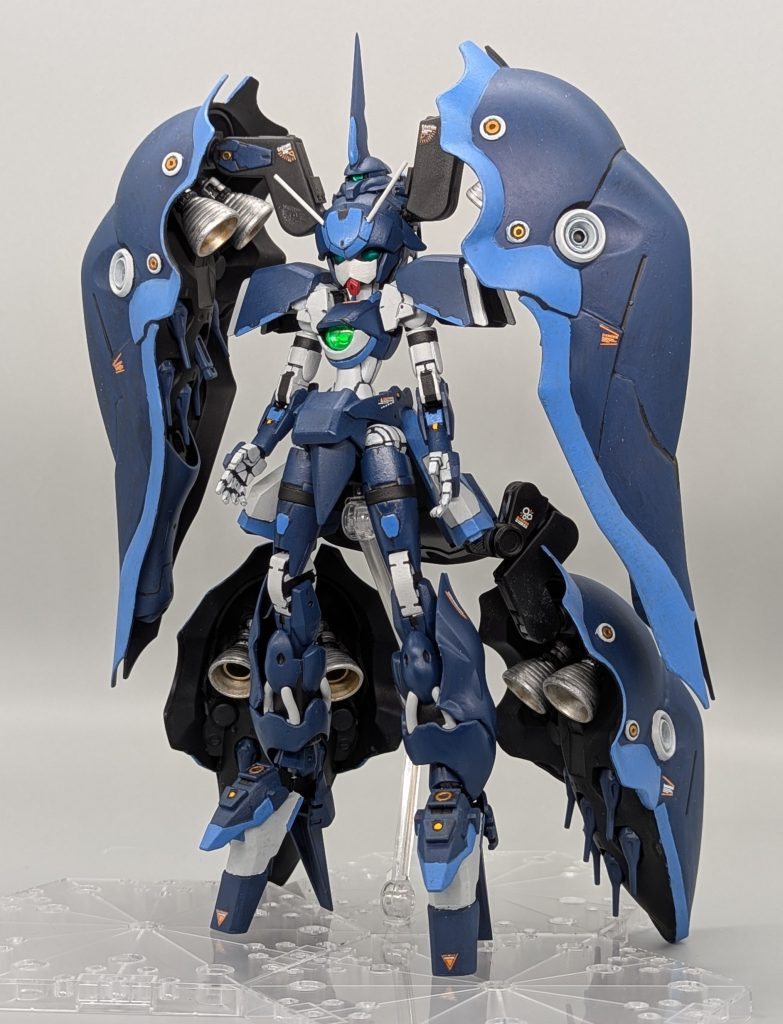 ポイントはクシャトリヤの大型バインダーの2つをそのまま髪のツインテールに見えるように配置した所と、残りの2つの大型バインダーを加工して腰の後ろ側に配置させ、後ろにフワッと広がったスカートのように見えるようにした所です。