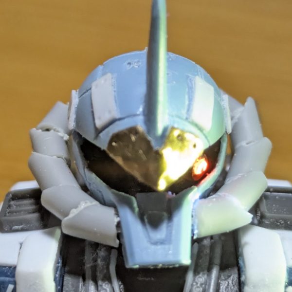 グフの動力パイプカバーを再考してみました。前から凄く気になってたのですが、ザクやグフは機械的に重要そうなパイプが外にガッツリ出ているので、被弾したらすぐ不具合出そうですよね😅当然パイプにはガードの様な装甲があるのですが、その隙間に被弾したら直ぐに千切れそう🤣ということで、パイプをガードする隙間を無くしつつ、めちゃくちゃイカつくなるように形状を変更してみました。龍のウロコを模した造りを繋げてトゲトゲイガイガさせてみました。これで、パイプガードの間の隙間は無くなるしカッコイイし、一石二鳥ですね(zaku-kao6)完成まで先は長そうです💦（1枚目）