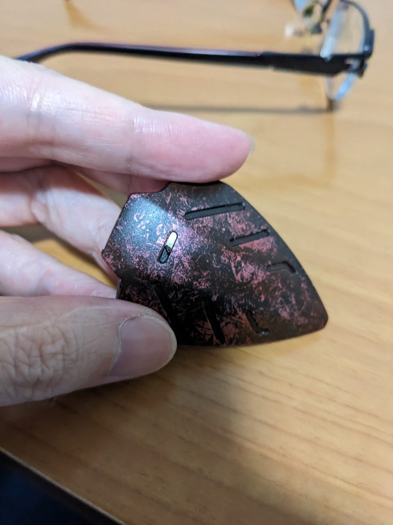 ボディのゴールドの部分は、細かいマスキングをしました、今回曲線部分はマスキングジェルを使いましたが、最初さぼって、手元にあったネイル用のマスキングジェルを使いました。結果として、大失敗でした。ネイル用のマスキングジェルは、全くはがれません。結局塗装をやり直す羽目に・・・絶対使わないでください(そんなことするの私だけかな)模型用のものをお勧めします。