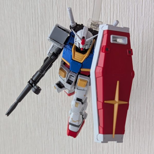 RGガンダムをいじいじしてます。背骨に使われてるパーツを、腹の中にもう1個増設しました。これでコアファイターは中に入りませんが、正規品よりは自然に前屈できるようになっているはずです。（1枚目）