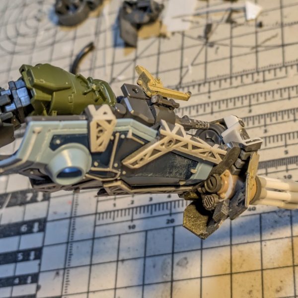 グフカスタムのガトリングシールドをディテールアップしました🙋🏻今回も色々とモリモリです😊(zaku-kao6)ガトリングの砲身はプラパイプで作り直し。弾倉のタンクがシールドの外に出てるのが気になったので、小さくしてシールド内に収まるように配置しました。装弾数は3分の1ぐらいになっちゃったかも🤣給弾ベルトはタミヤの戦車のキャタピラを切って使いました。もともとキットに付いてた給弾ベルトは短くして排莢側のガイドとして使用しています。コレでやっと塗装に移れそうです💦💦長かった〜😅（1枚目）