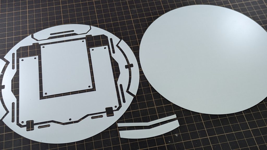 ブラザーのカッティングマシンで、0.3mmプラ板をカット。