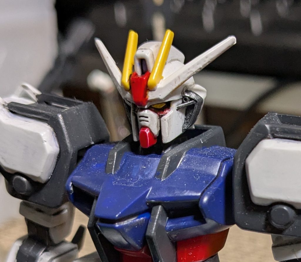 ジャンクなのでシールなどは残ってるわけもなく、普通グレードのイマドキのガンダムたちのようにマスク部分のパーツ分割など望むべくもないので、目元の塗り分けはかるく死ねました。