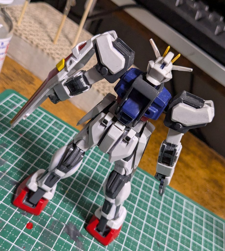 一応うしろ姿も。 久々の全塗装。エアブラシなどあるわけもなく、下地処理なしマスキングとかもなしっていうナシナシな筆塗りなので、雑な出来なのはご勘弁。合わせ目消しもやってない。 関節全然うごかないし武器はぺらぺらだし盾や足の裏なんかひどいもんなんですが、300円だもんね。しょうがないね。