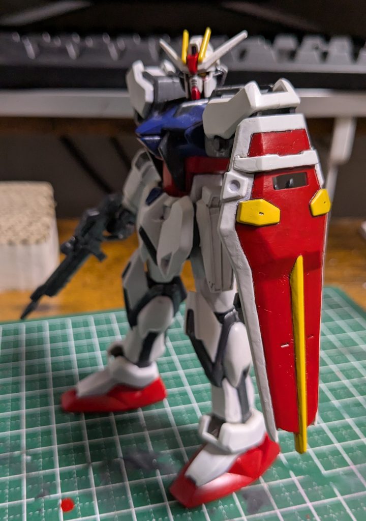 改造したのは肘膝のほかには腰回りや足首まわり。あと盾に磁石仕込んでみたり。工作の練習のつもりで始めたので塗装はてきとうです。それでもコレクションシリーズなので塗り分けめんどいんですが。