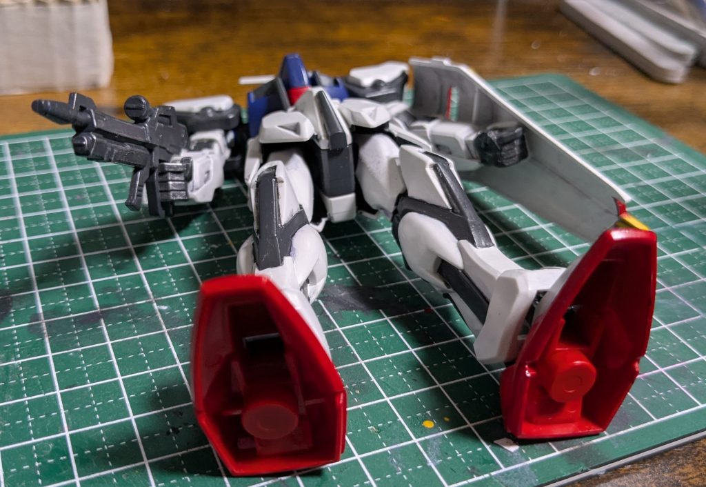 ちなみに下から見るとこんな。なんとも潔い足の裏の造形。 でも、ひととおり色を乗せてみるとこれはこれで悪くない?むしろイマドキじゃないちょっとあか抜けてない顔の造形とか、大河原先生デザインっぽさが他のグレードより出ているような気がします。結構好きかもしれないぞコレクションシリーズ。