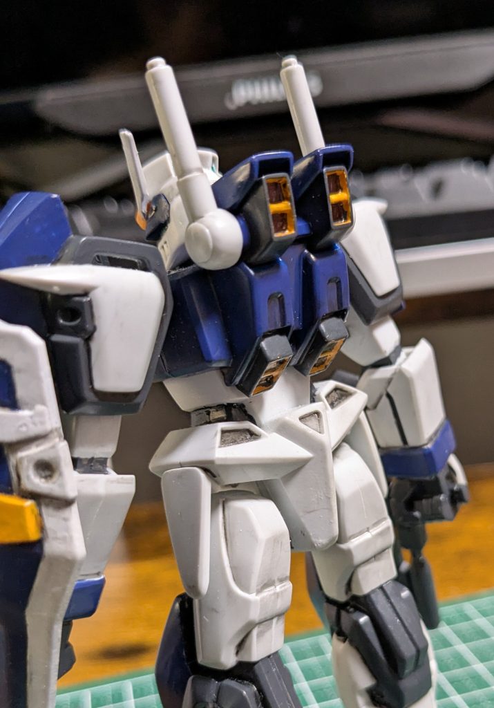 それ以上に今回鬼門だったのが、バックパックのスラスターのオレンジ部分。このオレンジが色ぜんぜん乗らないやら造形的にはっきり直線で塗れないやらで大失敗です。つらたん。境界線ケガキしたり、もしくは一度穴あけて裏打ちしたりとかしないと筆で綺麗には無理なのかなあ?