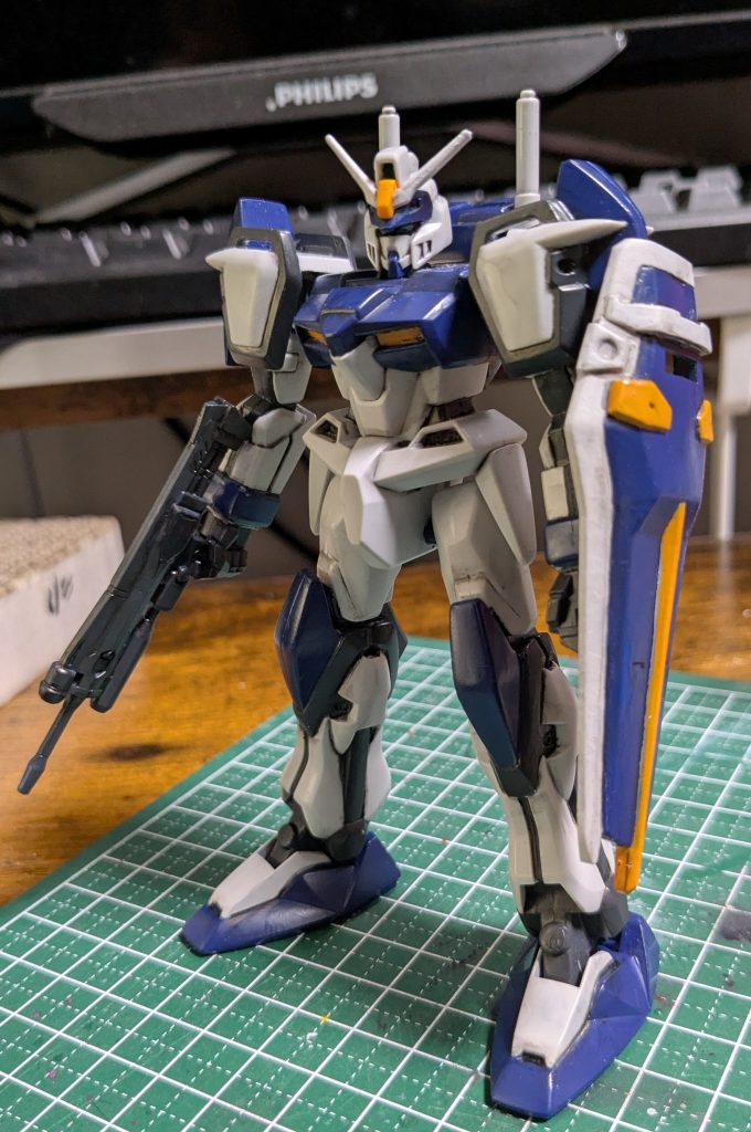 相変わらず直立しかできません。だってコレクションシリーズだもの。白い部分以外の部分塗装。筆塗りオンリーです。あと雑な墨入れ。2回目でも上手くいかなかったのが盾の塗装。前回の失敗を受けて遮蔽能力高いグレーでいちど下地つくってからとかしてみたんですが所詮は筆塗り。結果としてはストライクのときと差は無いというか、こっちのほうが汚いまでありそう。むずいなあ。