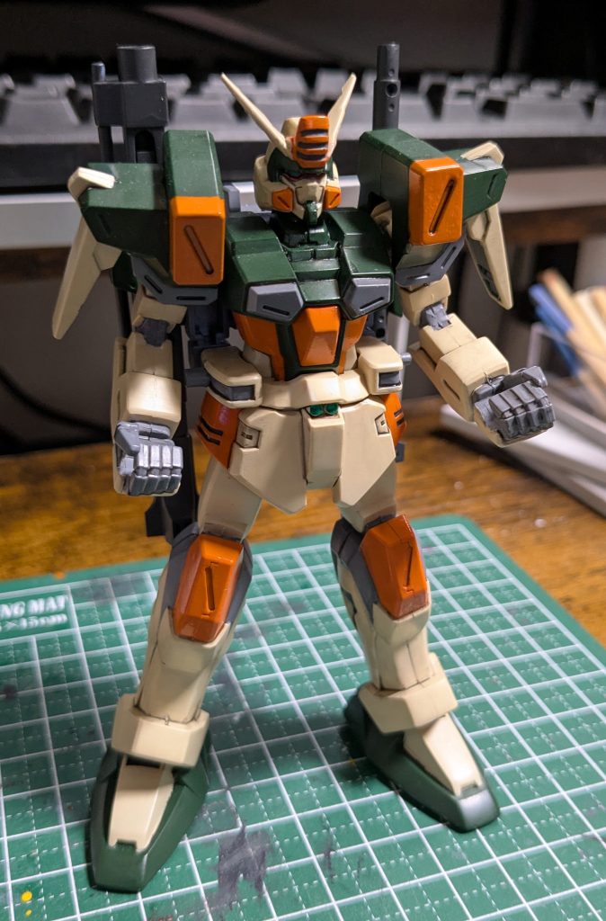 普通に筆で全塗装、荒く墨入れ。そろそろパーツ分割なしの塗り分けにも慣れてきたような気がします。所詮コレクションシリーズなんだから「ガチャガチャや食玩程度に色分けがされてるね!」って出来でいいような気がしてきてテキトーになってるだけな気もします(堕落)。  しかしなにが変かってこのキット、腕がガッツポーズ固定。数あるSEEDコレクションシリーズでもこんなのはほかに見たことありません。まあバスターだし意図はアレなのは自明ではあるんですが。