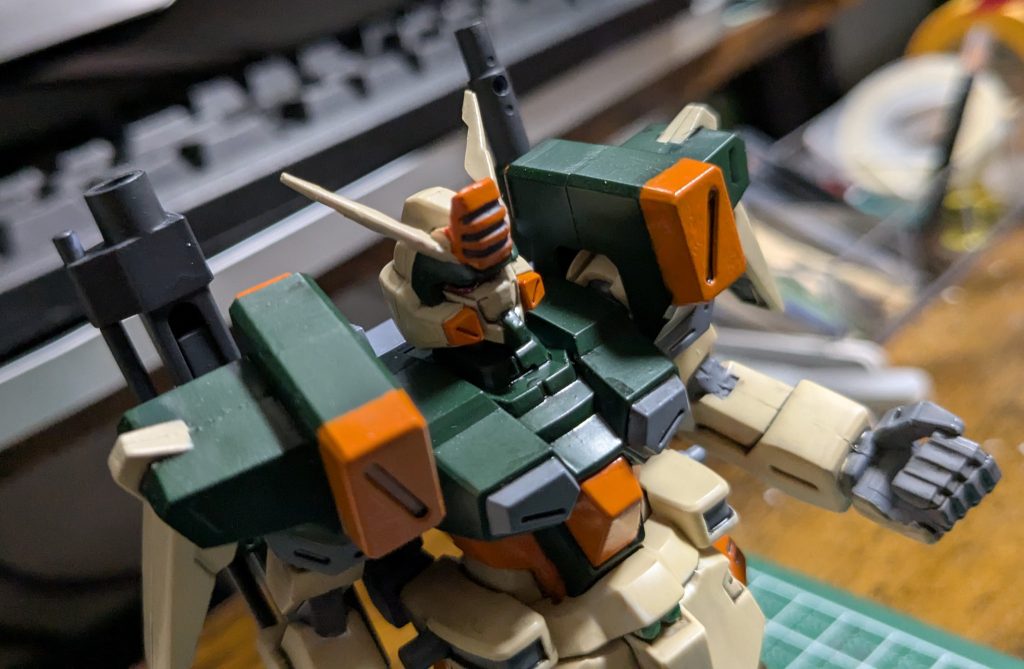 顔の造形は個人的にはデュエルよりこっちのほうがりりしくて良い感じかなあと。クマドリ赤が目元にあったほうが落ち着きます。なんとなく重機感あるデザインで私は大好き。 というわけでSEEDコレクションシリーズ。惰性の3体目、バスターガンダムでした。コレクションシリーズへの挑戦はまだ続きます。