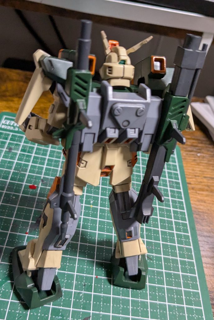 塗装時の鬼門はデュエルのときと同様バックパックと股と脛にあるスラスター部分でした。デュエルよりも色が強めな分だけすこしマシではあるんですが、脛のこの細さは私にはムリだ。墨入れや汚しでごまかしてますがまあダメです処理できてません。