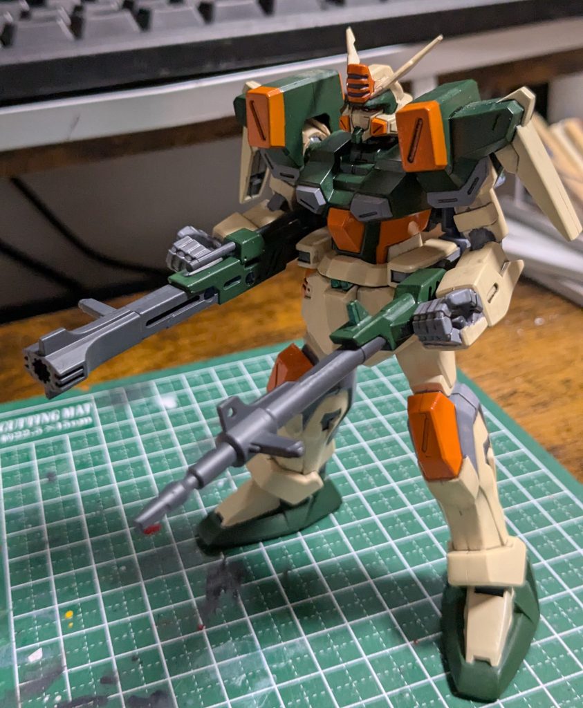 グゥレイトォ!まあこうするためよね。バスターといえばこのポーズ。ランドセルとか腰の部分とか、接続のための突起が折れそうでこわい。というか一度ポキっといって補修してます。古いジャンクだからプラの劣化はしょうがないよね。調べてみると、これ2002年発売のキットなんですよね。2002年って自分何してただろうとか考えだすと鬱になります。やめよう。