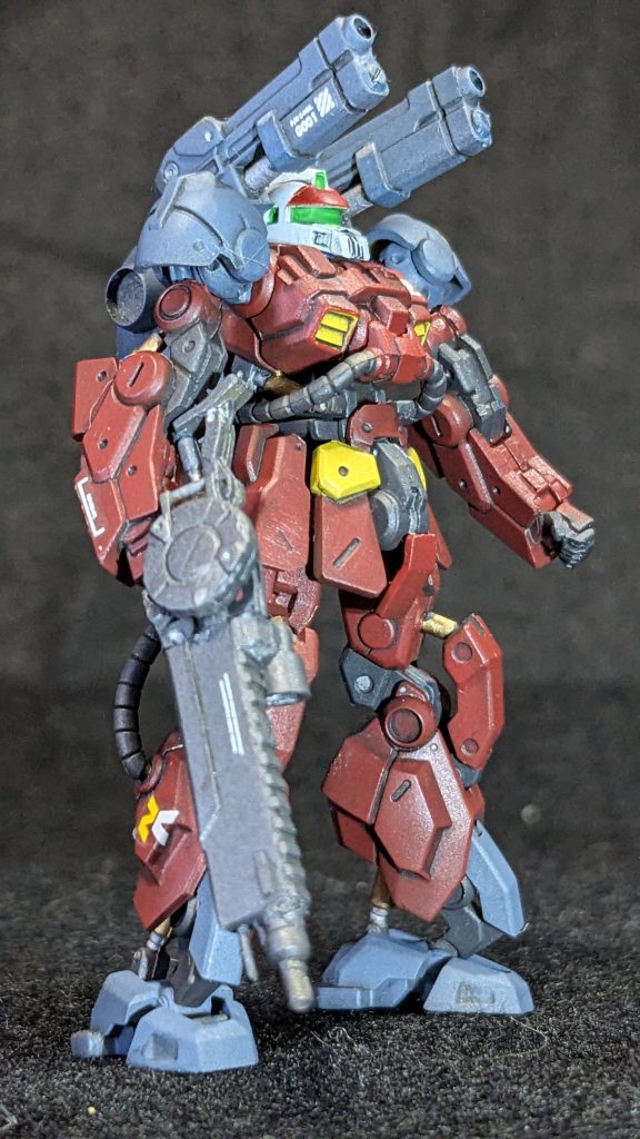 グレーとブラックのサフを混ぜて其処にシルバー（ガンクローム？）を足したオリジナルサフを吹きました。関節やフレームはそのままです。 