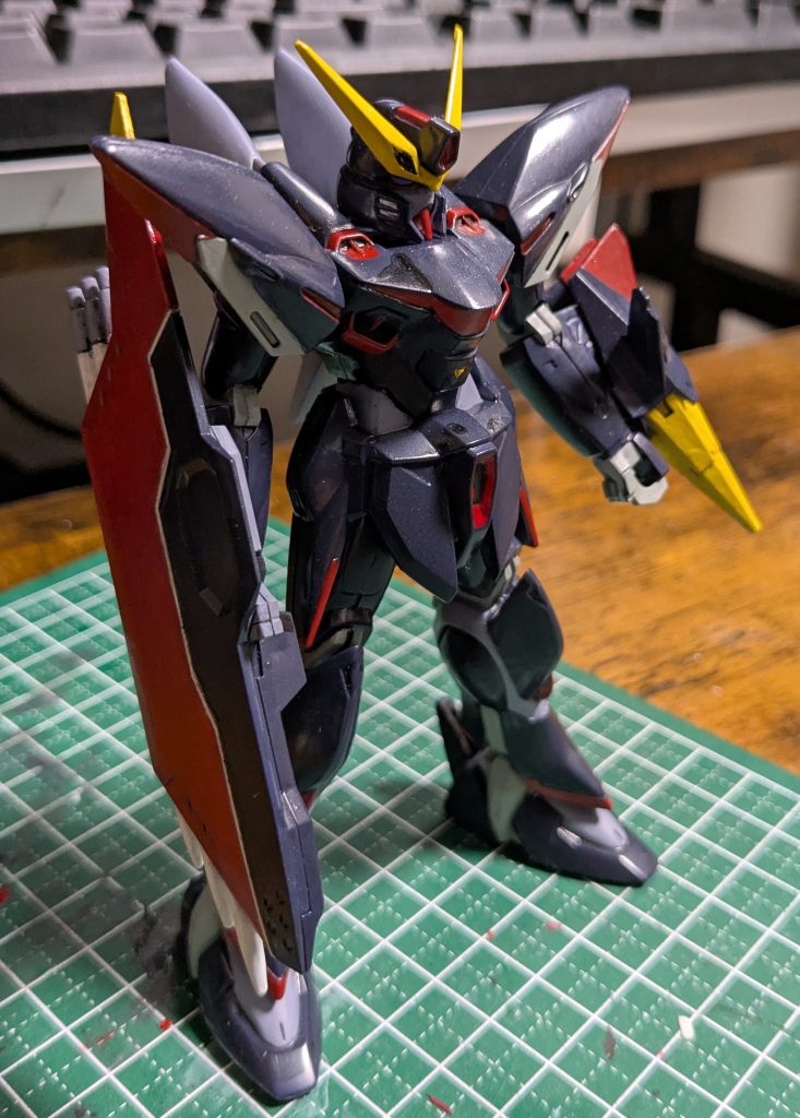 散々と文句は書き連ねましたが、造形はむっちゃいいです。顔はハンサムだし各部の造形の細かさやバランスも文句なし。動かないからこそできるスタイルってのもあるんだろうなあ。