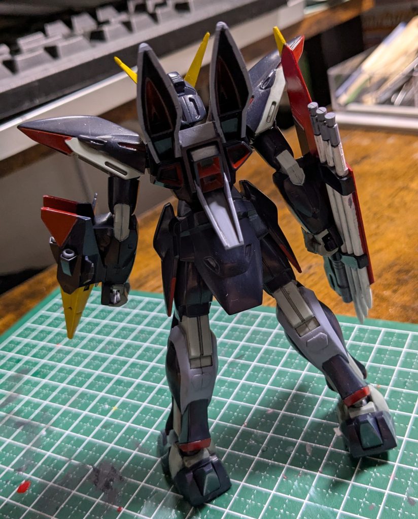 背面はこんな。デュエルやバスターで苦しめられたスラスターの色分けも、ブリッツくんは広め大きめで、搭乗者ニコル君のやさしさを感じます。殉職されてしまいましたが。