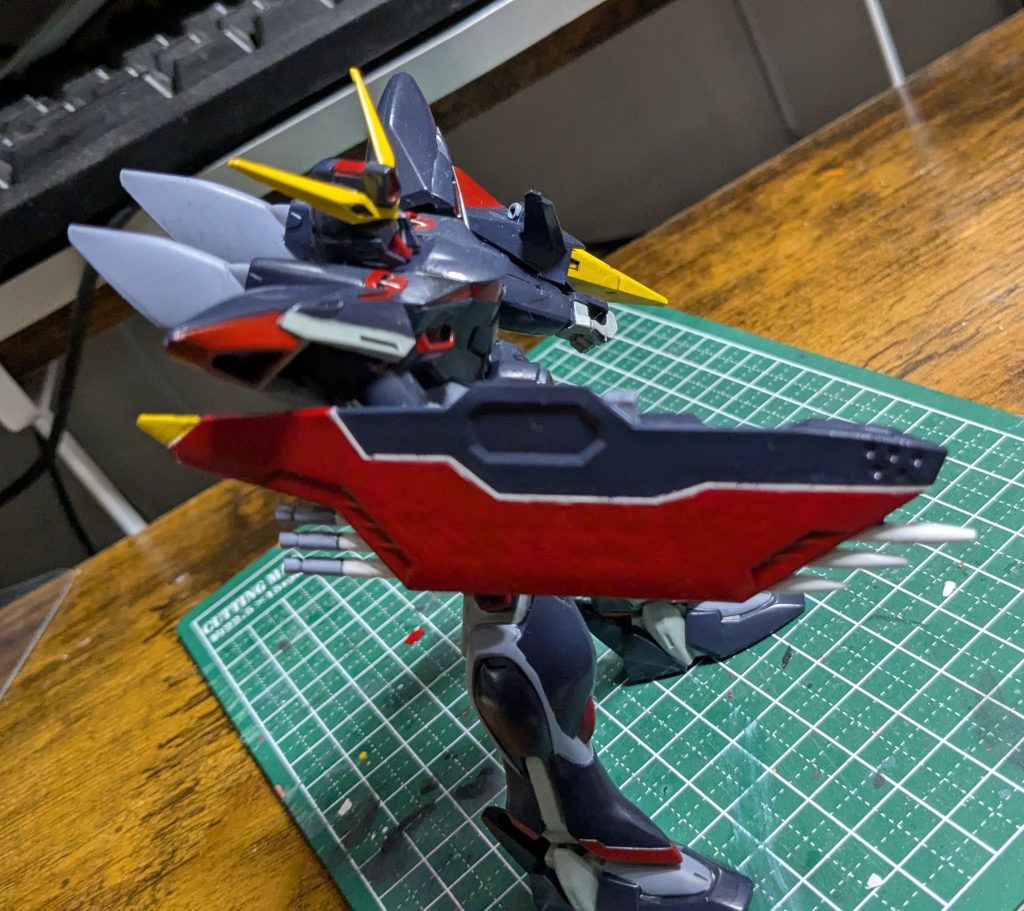 そのかわりに地獄だったのがこちら。うまく色が乗らない赤も、あいだの白いラインも筆塗りにはきつすぎる。マステもなしによく塗ったなあ私。いやマステつかおうよ私。止めてくれ赤を広い平面はオレに効く。