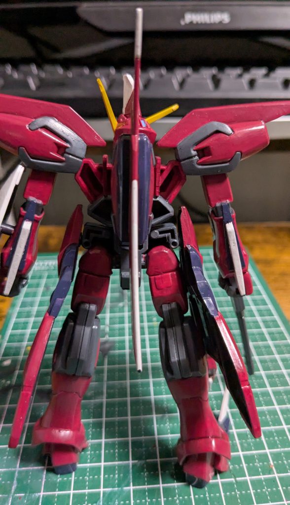 もう、肉抜き穴ってレベルじゃねぇぞ、オイ！背面のディティールなんてなかったっていうレベルの脅威の肉抜き穴！背中のパーツも厚みナシ。板です。ブリッツの背面はあんなに頑張ってたのに。まあ、他のMSと違う変態構造だったりするとかサイズ感おおきめだとか400円で出さなくちゃいとかなんて理由は想像つきますが。アスランくんかわいそう。