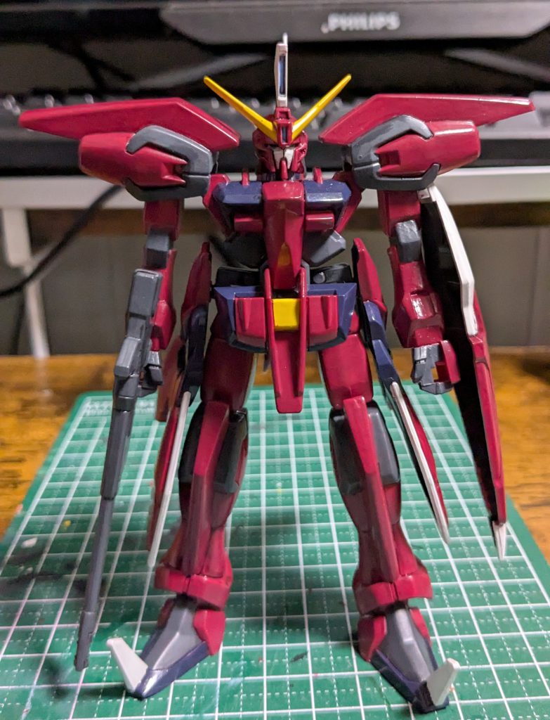 こいつも前回のブリッツガンダムと同様、全パーツピンク色でキットの色分け皆無です。サブ主人公の機体なのにカワイソウな扱い。おまけにそのピンクが全然イージスの設定色と違う。再販時には変更されてたらしいので、当時のバンダイが整形色で出せる色の事情とかなんかがあったのだと思います。淡めの色なのでブリッツくんの時ほど苦労なく色は乗ってくれたんですが、おかげで全塗装する羽目になってしまいました。赤系は暗色でもムラめだつんだよなあ。 まあ、そんなことよりもこのキットの最大の目玉は背面にあります。