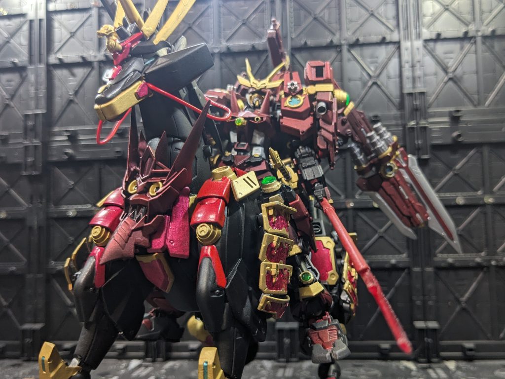 その姿は戦国のようでありレッドドラゴンのようでもありそのどちらでもなかった。彼らは知らなかった。戦国アストレイとアストレイレッドドラゴン・・・お互いがお互いの異次元同位体であったことを・・・同じ世界に同じ存在は一つしか存在できないことを・・・もし相手を生かしておいたら諸共に消滅していたことを・・・ゆえに二機は本能的な衝動で殺しあった。予想・・・いや運命の埒外だったのはここからだ。あまりに時間をかけすぎてしまったせいか、あるいは何か別の要因があるのか、崩壊が始まった二機は己の全てをかけた一撃により・・・”混ざった”のだ。後に戦国火龍アストレイと呼ばれる存在が誕生した。それが善か悪か・・・それともほかの何かになるのか・・・それを知るものはまだいない。