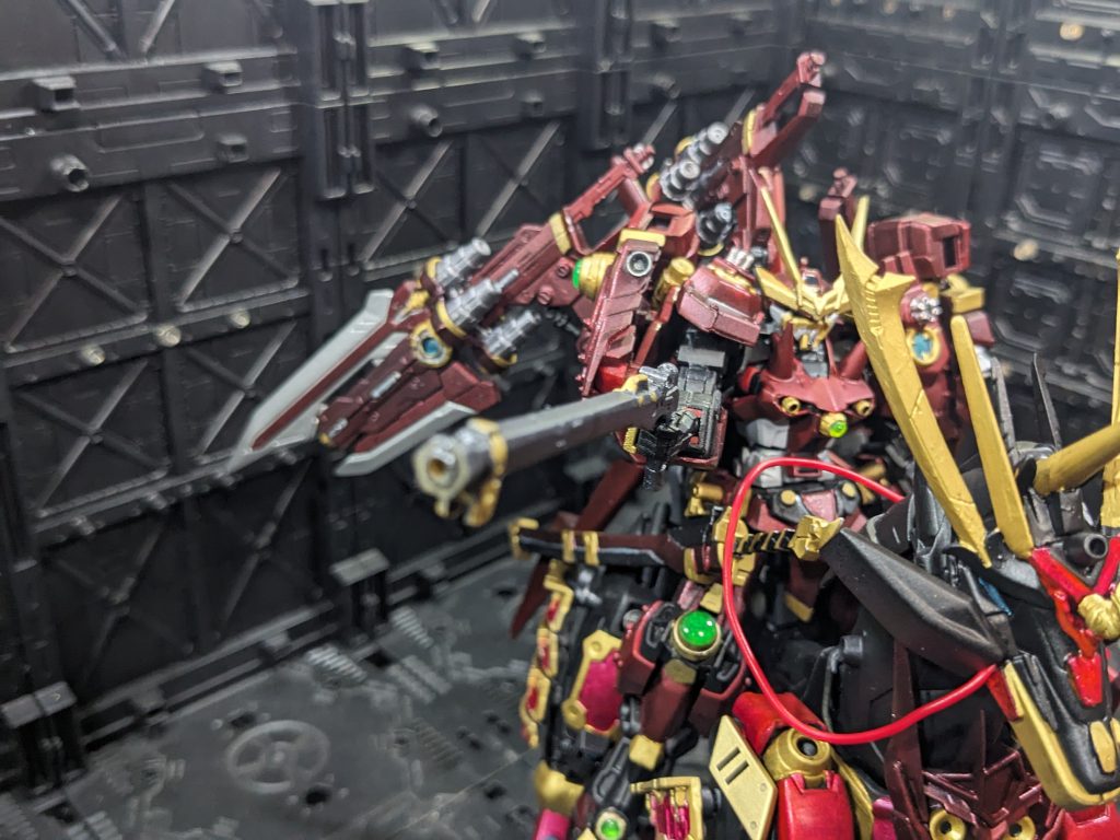 同じ思いを相手も抱いたのか、同時に戦闘行動に入った二機は奇しくも同じ近接タイプであり、刀とカレトヴルッフがつばぜりあう。四本腕の戦国アストレイが手数で、レッドドラゴンが一撃の重さで互いを圧倒しようとするがうまくいかない。互いに決め手のないままに膠着した時間が過ぎるが、その内心は焦燥が募っていた。