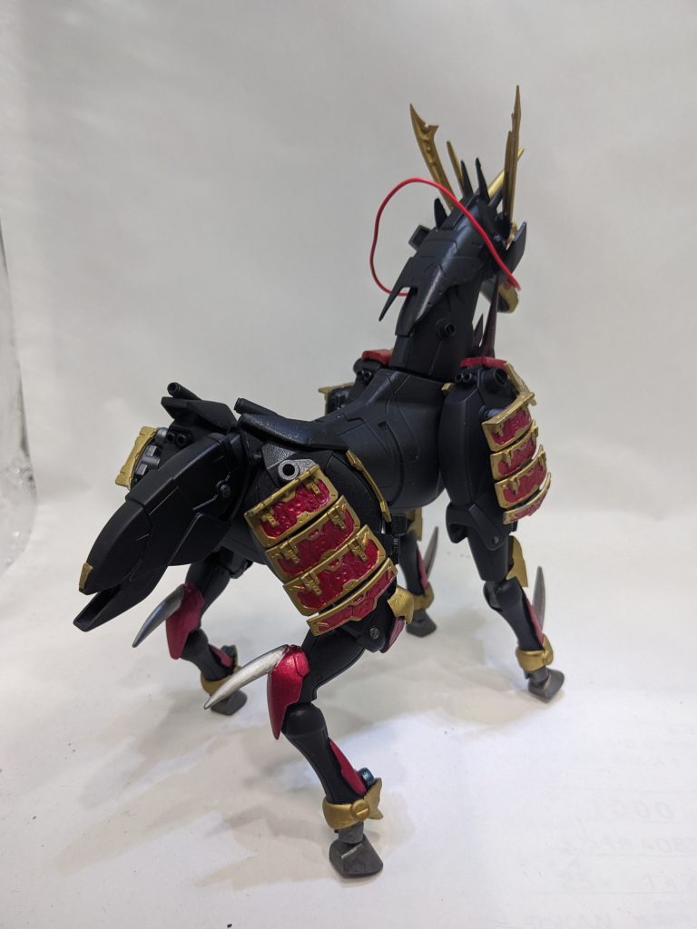 見た目の変化としては馬体が黒くなり、馬具状の装甲が増えていることがあげられる。特に顔面は龍のような装飾が追加された。