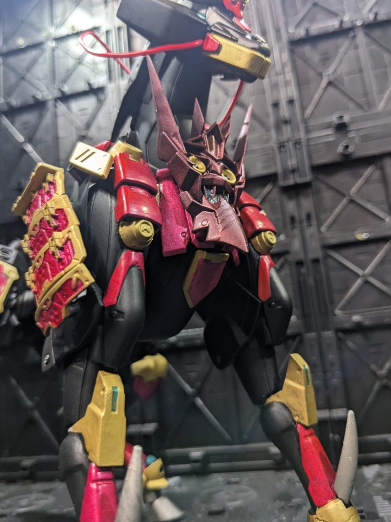 胸部には戦国アストレイの盾が搭載されている。その目からビームのような熱戦が発されることが確認されているので火龍の名前はここからも来ている。