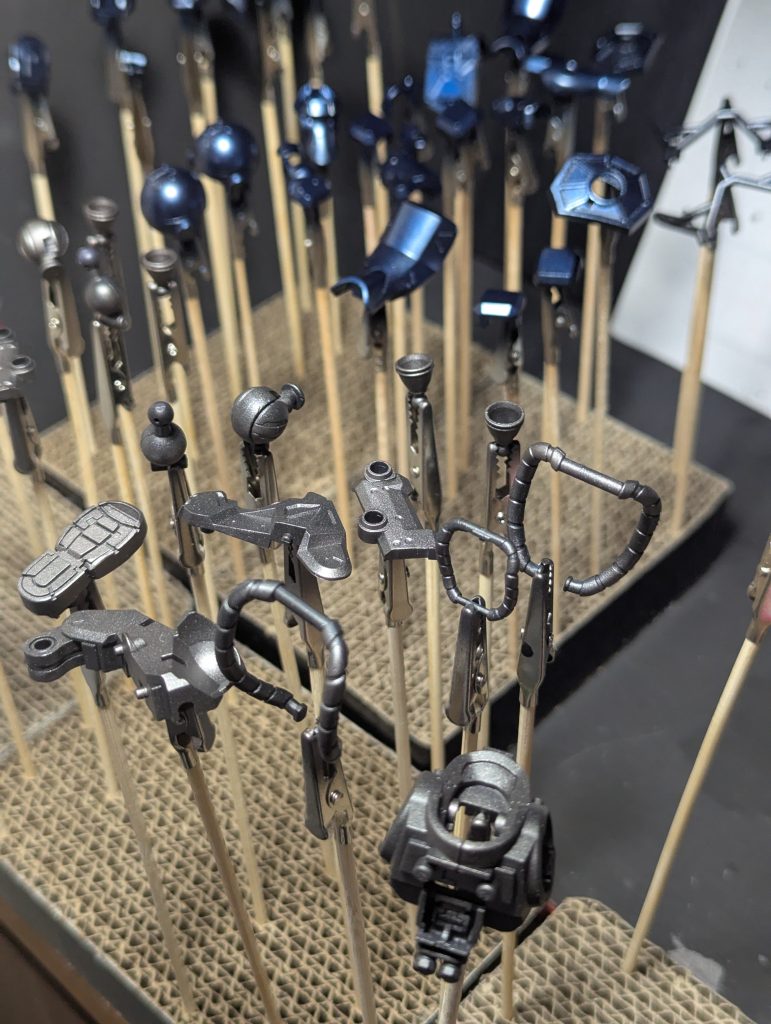 ドキドキワクワク！パーツをベースにぶっ刺したあたりでなんかそれっぽい絵面になってテンションあげ！自作ブースもなんとか機能した！！