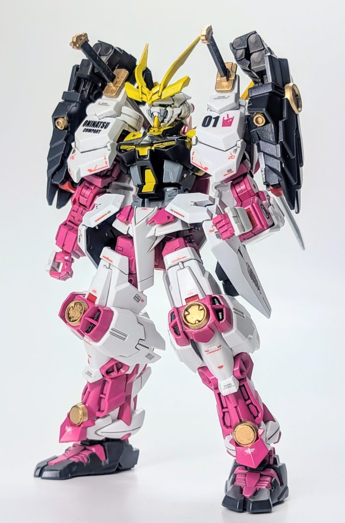 レッドフレームをオニナッツピンクフレームにするぐらいしか元々は考えてなかったのだけど■素体の腰のひょろっとした感じが嫌でサイドアーマー追加■肩アーマーのサブアームの拳部分を実際に稼働できる拳に交換■肩アーマーにONINATSU COMPANYデカール張りたかったので飾りディテール削り取り造形弄ったのは主にこの3点です。
