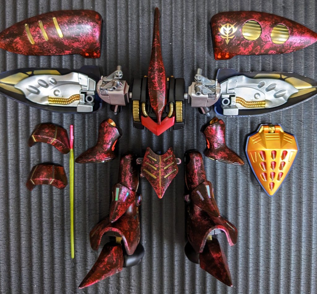 細かいところですが、ファンネル・ビットも先端と本体を色分けしています。 豪華な雰囲気を出したかったのです。 肩パーツの裏の塗装も細かくやってみました。