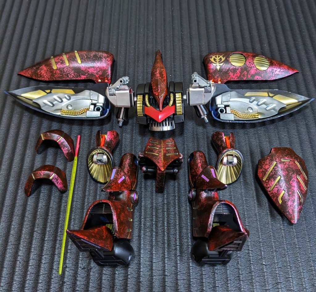 足の部分のや腕の関節の部分の色分けを細かくしました。今回は塗装主体で、スジボリは一切しておりません。ちゃんと塗装工程考えて、それぞれの塗装を一回で済ませるように考えていたのですが、塗り忘れ、気に入らない部分を再度塗るなどして、結局かなり塗り直しをしました。