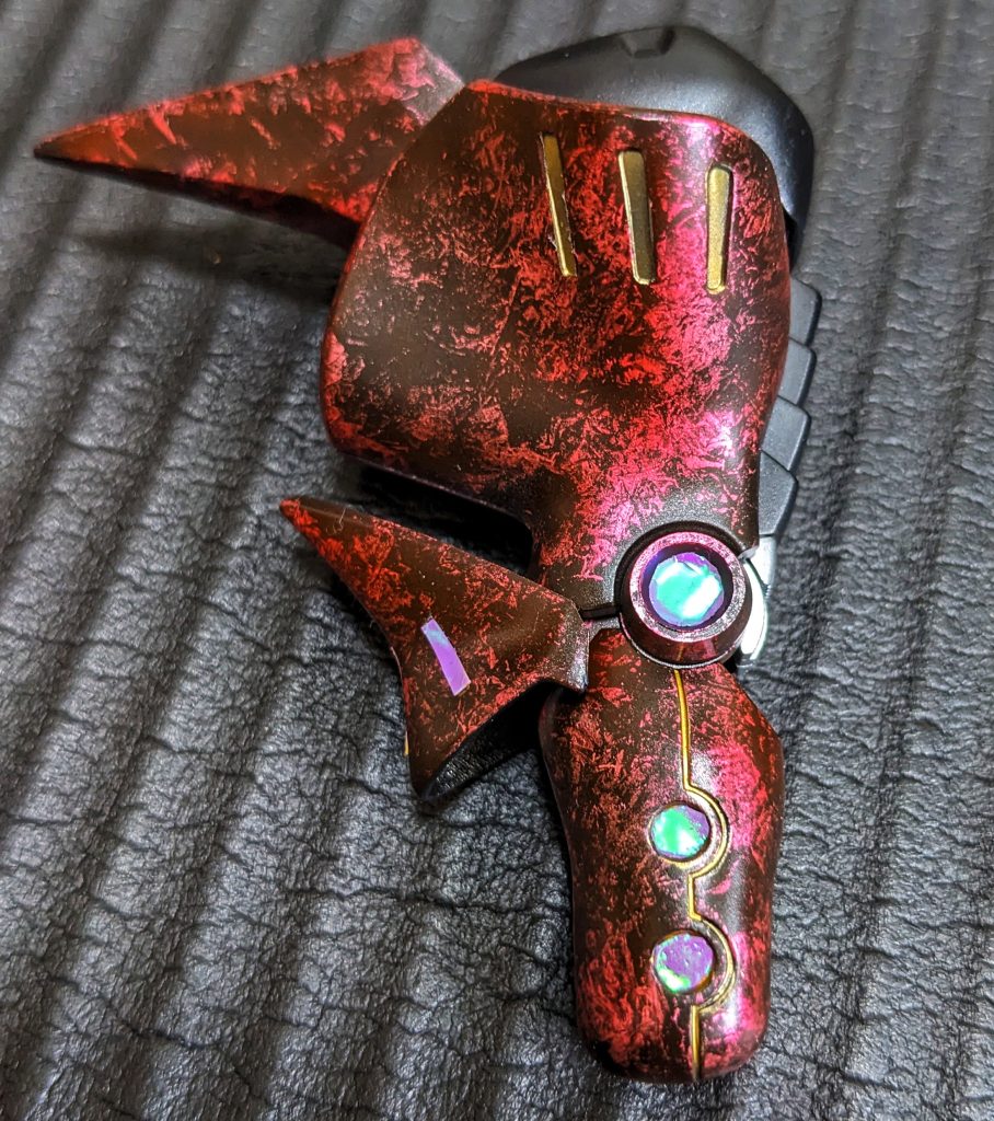 ということで、ネイル用マスキングジェルで失敗したところは、一部キラキラマステを使いカバーしています。飾っているとあまり目立ちませんが、写真で撮るときれいにくりぬかれていないのがわかります。やはり今度コンパスカッター買おう・・・100均のものを買って、小さな円が切り抜けるものに改造したいと思います。