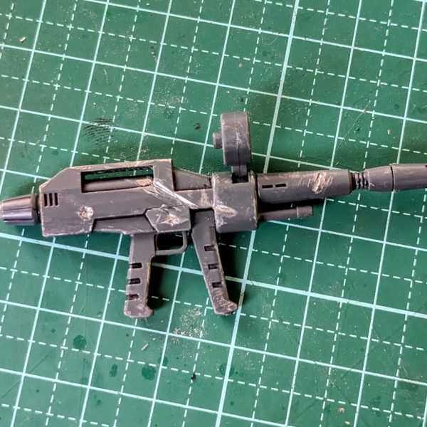 Zガンダム3号機作ってる途中です。もう少しで完成だと思うので許してください…なんせ学生なもんでして中々取り組める機会もなく…罪プラ初めてできちゃいました。サムネはお試しでリヴァイブHGガンダムのビームライフルをガンマカで傷付けたりしたやつ。メッキシルバーでやったら「ん？何かカッコよくね!?」ってなったのでこれがウワサのウェザリングか…？とウキウキです。傷のつけ方が難しいですねこれ。（1枚目）