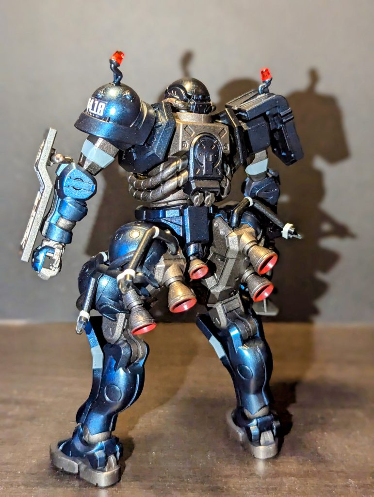 やっぱり背中がたまらないっ！！！難しいマスキングは出来ないのでテープ一周のみ簡単マスキングでバーニアをシンプル塗り分け！