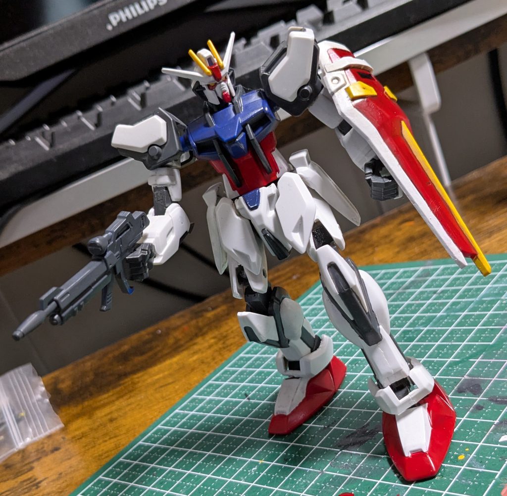 手足の付け根などの元々動く部分には手をいれていません。これがよくなかった。キット既存のポリキャップに可動範囲がぜんぜんないのでポージングをとろうとしても手足が横に開けない。こんな微妙なポーズが精いっぱいです。ディスティニーのコレクションシリーズから採用されたアレイジョイントだったらよかったのになあ。