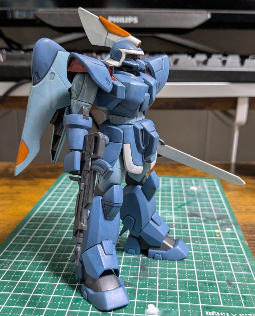 りりしいよこがお。肩のバーニア部はディティールなく板でした。