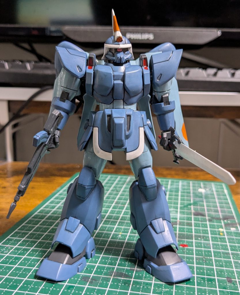 造形色はグレーのみの一色で塗り分けは相当にメンドイ。でもディティールに抜きがほとんどなく全体的に厚みがしっかりあるし造形は相当良いです。最近角ばったガンダム系ばっかり手にしてたのでしっかりした太みやつるっとした丸みにどこか温かみのようなものを感じます。なんだよ温かみって。自分でもなに書いてるのか大半わかってません。ちなみにスマホ写真だと良さげな色に見えるんですが、実物はもすこし濃くてテラッとした印象でソフビのオモチャっぽい色なってしまいました。まあオモチャ感はまさにコレクションシリーズの真髄なので本望といえなくもない。