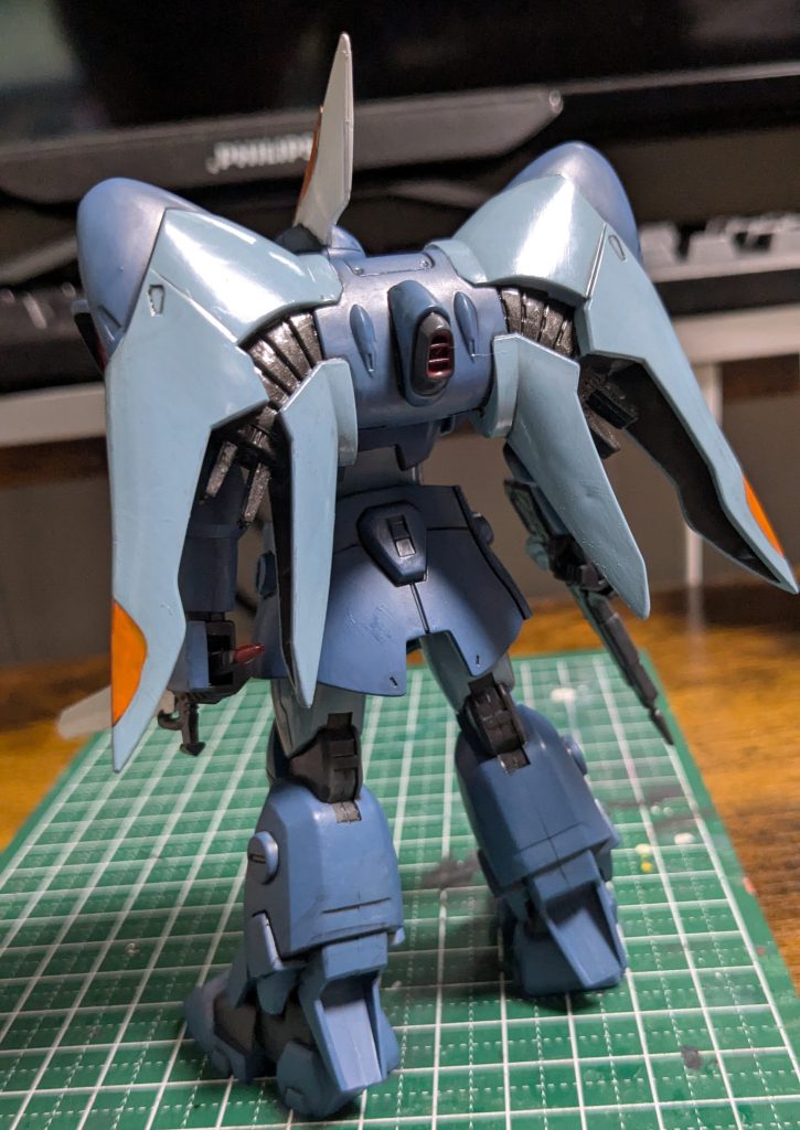 量産型のくせに立派なデザインのバックパックもこのとおり。パーツ２つのモナカなだけなんですが見事な立体感です！なぜこれがイージスガンダムではできなかったのか。