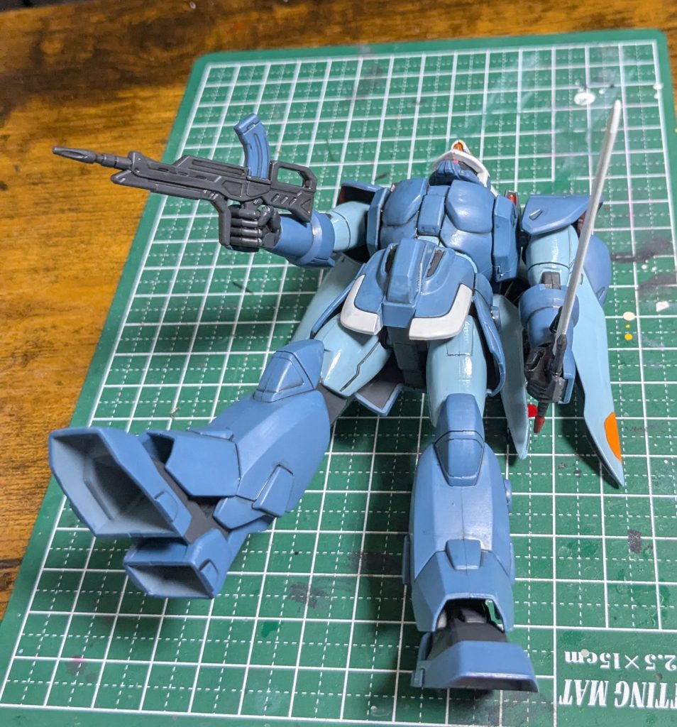 でもこのバックパックのせいで重心がアレです。まあ後ろに倒れます。足首前のカバーの造形のせいで、ただでさえ少ない足首のポリキャップの可動域がより狭くなってるのもあって、ポージングの自由度は皆無にひとしい。君は棒立ちしてなさい。もしくは寝てなさい。