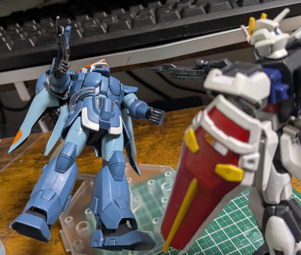 イヤーッ！！グワーッ！！精一杯のシーンぽいの再現。ちなみにこれ撮ろうとしたときに落としてストライクさんのツノ折りました。ぴえん。