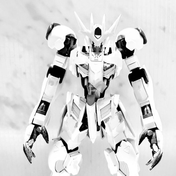 約8割位出来た。ガンダムバルバトスルプスレクスの特徴的な鋭い爪？指先？を作り変えたいと思い通販で、ベースとなる手を在庫有りのを発注、発送お願いをしたが1週間たってもまだ発送されていない。注文しているお店は、入荷も発送も遅延していると発表しているが、ドンドン遅くなっている感じがする。これからの予定。その手が、来て加工をして肩のシリンダーを作って、洗って塗装かな。（1枚目）
