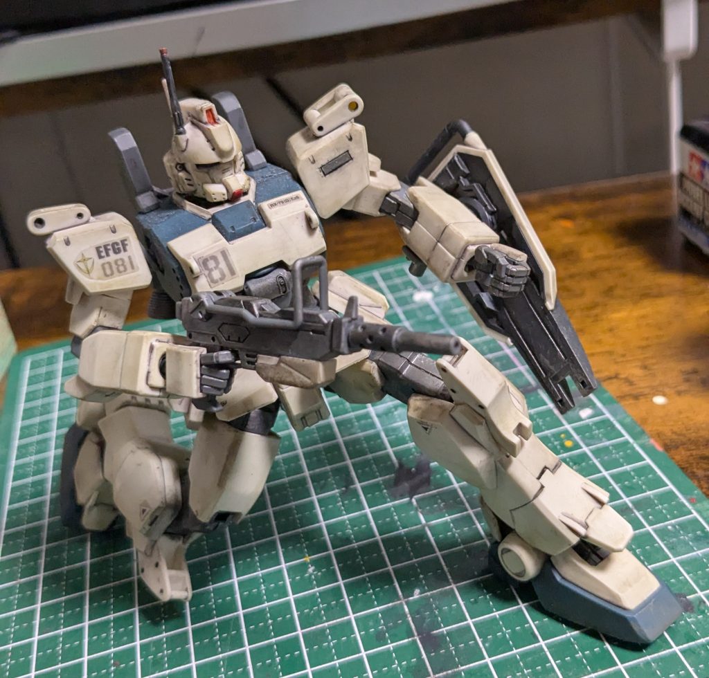 むりやりしゃがんでポージング。最近ふるいキットばかり触ってたので、ちゃんと動いて色々なポーズとれるのが楽しい。塗装が必要な部分もとっても少なかった。新しいってステキ。っていやこいつも12年前のキットだ。さほど新しくなかった。