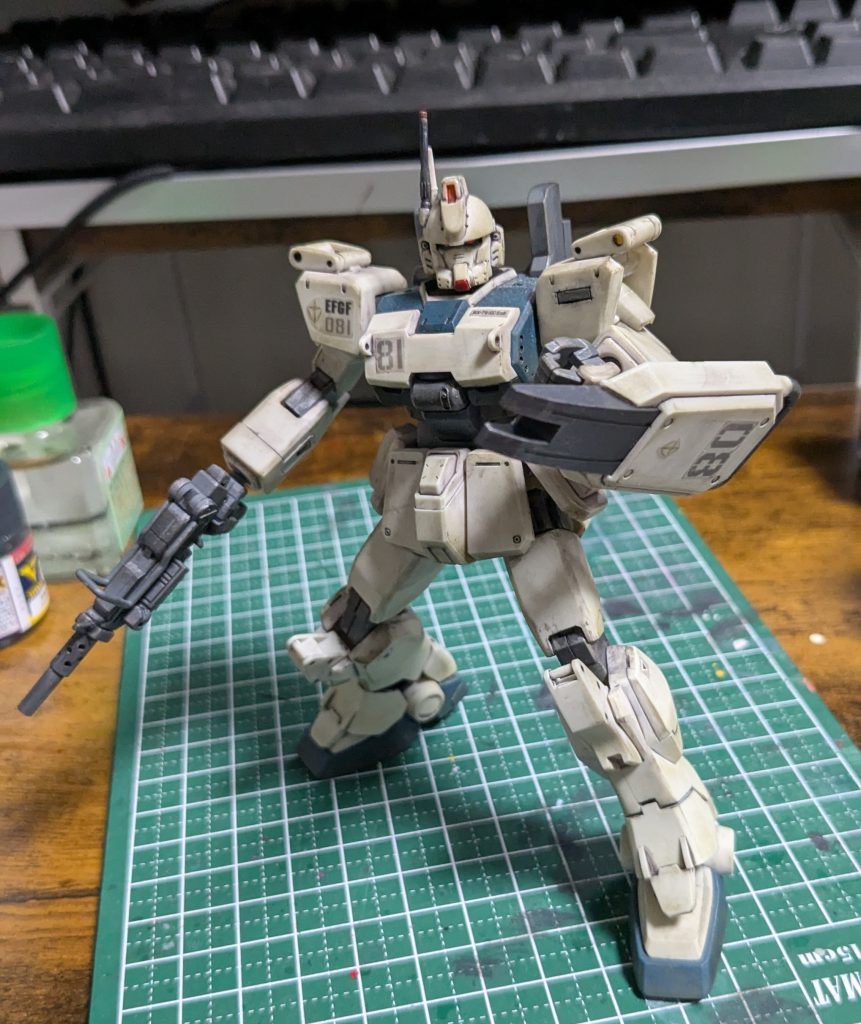 というわけで、ガンダムEz-8さんを塗装最低限の成型色仕上げをするの巻でした。 まあ塗らないぶん、執拗なゲート処理とか合わせ目消しが必要になるので、全塗装と比べてどっちが楽かっていわれるとそんな差はないかもと私は思ったり。ヤスリのかけすぎで指とか痛い。