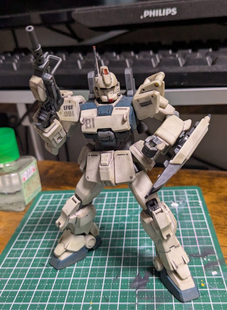 第08MS小隊機は汚れててナンボだと私は思っているので、全体的にしっかりとウェザリングマスターで汚してドライブラシもしっかり乗せてみました。んで最後に艶消し。肩のパーツとか胸部とか穴あけたりしてあるのはピンバイス買ったので使ってみたかっただけです。付属シールは... ダメですね。残念なことになってます。動画の作例みたときに、「なんで何回もトップコートして分けて作業するんだろ?めんどいし最後の1回だけでいいじゃん」とか思ってたんですが、こういう理由もあるのか。実地で学びました。ぴえん。