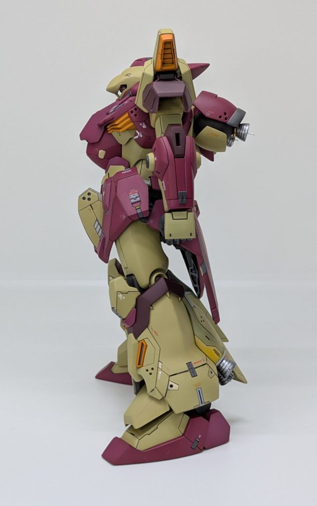 スジボリや段落ちメインでモールド追加。特に肩スラスターの2重構造に見せる堀込は下手なりに頑張った〜😬