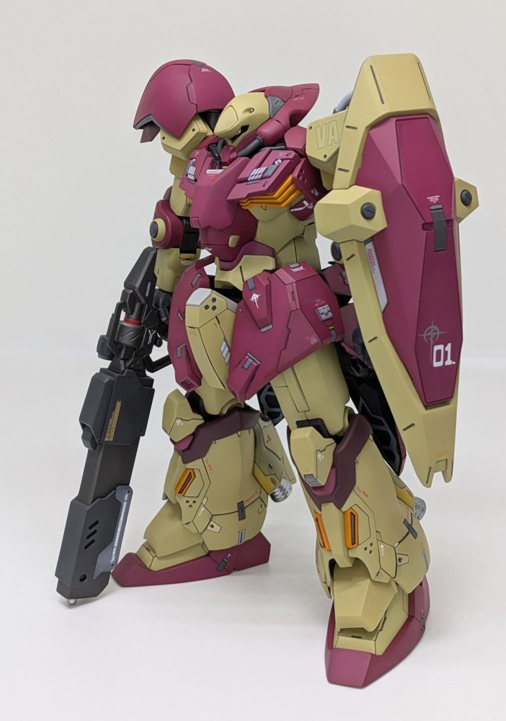 武装はビームライフルの砲身をスクラッチしてみました。胸部ディテールはプラ板で盛ってあります。