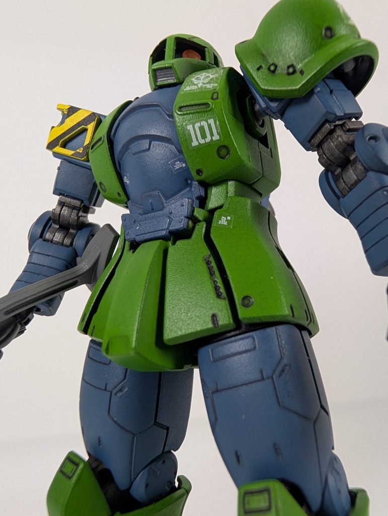 調色なんて出来ないので本体の緑は「イエローグリーン」本体のパープルの部分は「ミディアムブルー」ですそれをウチの嫁様に買っていただいた新兵器「プロスプレーベーシック」で、ビヤ〜っと塗装しました(zaku-kao5)エアーのスプレー缶がすぐに「キンキンに冷えてやがる」状態になって塗装できなくなるのでなかなか大変でした(笑)もう少しだけまともなエアブラシ欲しいわぁ…それにしても色合いが少し派手め過ぎだったかな(zaku-kao4)