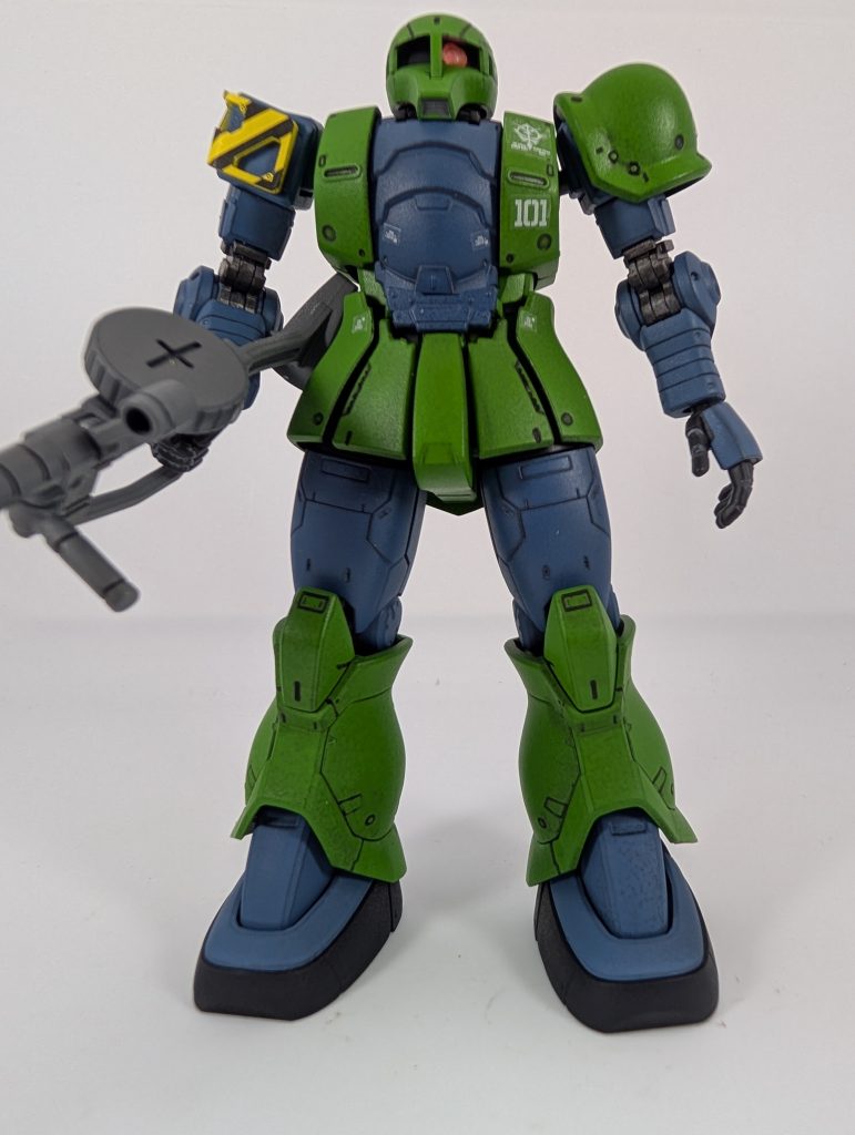 成形色で仕上げたかったんですが…左肩のアーマーの合わせ目が目立ったのが「なんかイヤ」だったので大嫌いな全塗装となりました(zaku-kao4)全塗装の仕上がりには目をつむってください(笑)